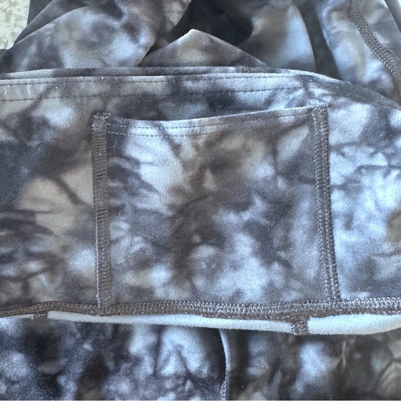 Athleta Gray Tie-Dye Salutation Powervita 7/8 Leggings Sz Small - Picture 10 of 11